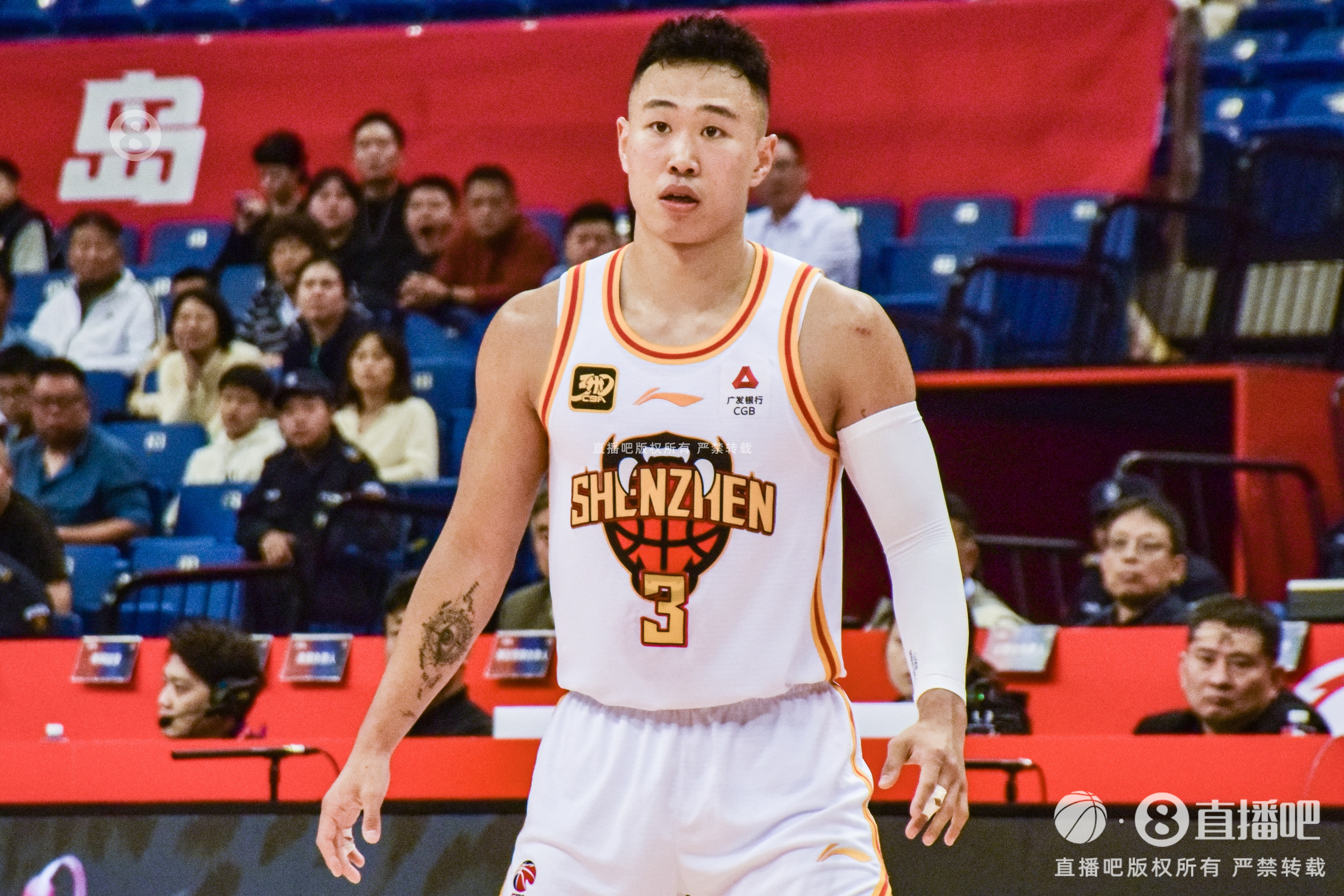 效率太低!贺希宁21中6拿到20分7板3助 4失误&正负值-16