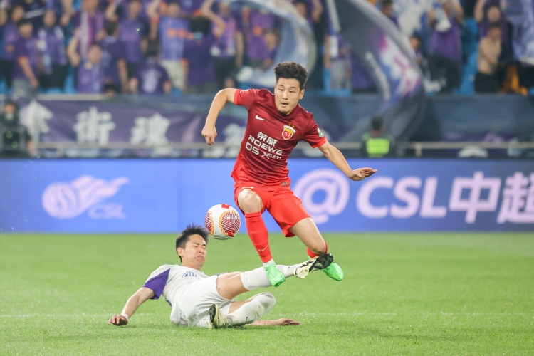 津媒:沪上双雄冲刺备战超级杯,武磊缺阵海港面临严峻挑战